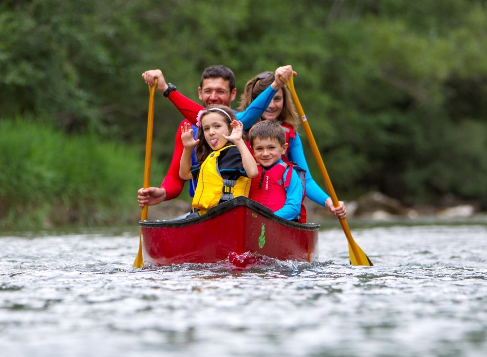 go canoeing family in boat image to be credited to jens klatt make a splash