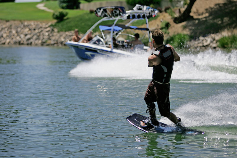 Beginners-Wakeboarding-Tricks-Tips-Boat.jpg