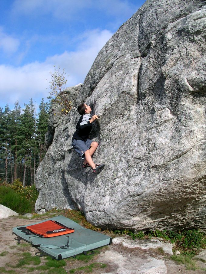 Boulderer using a boulder mat / crash pad