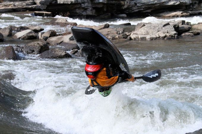 eric-jackson-professional-kayaker-practises-freestyle