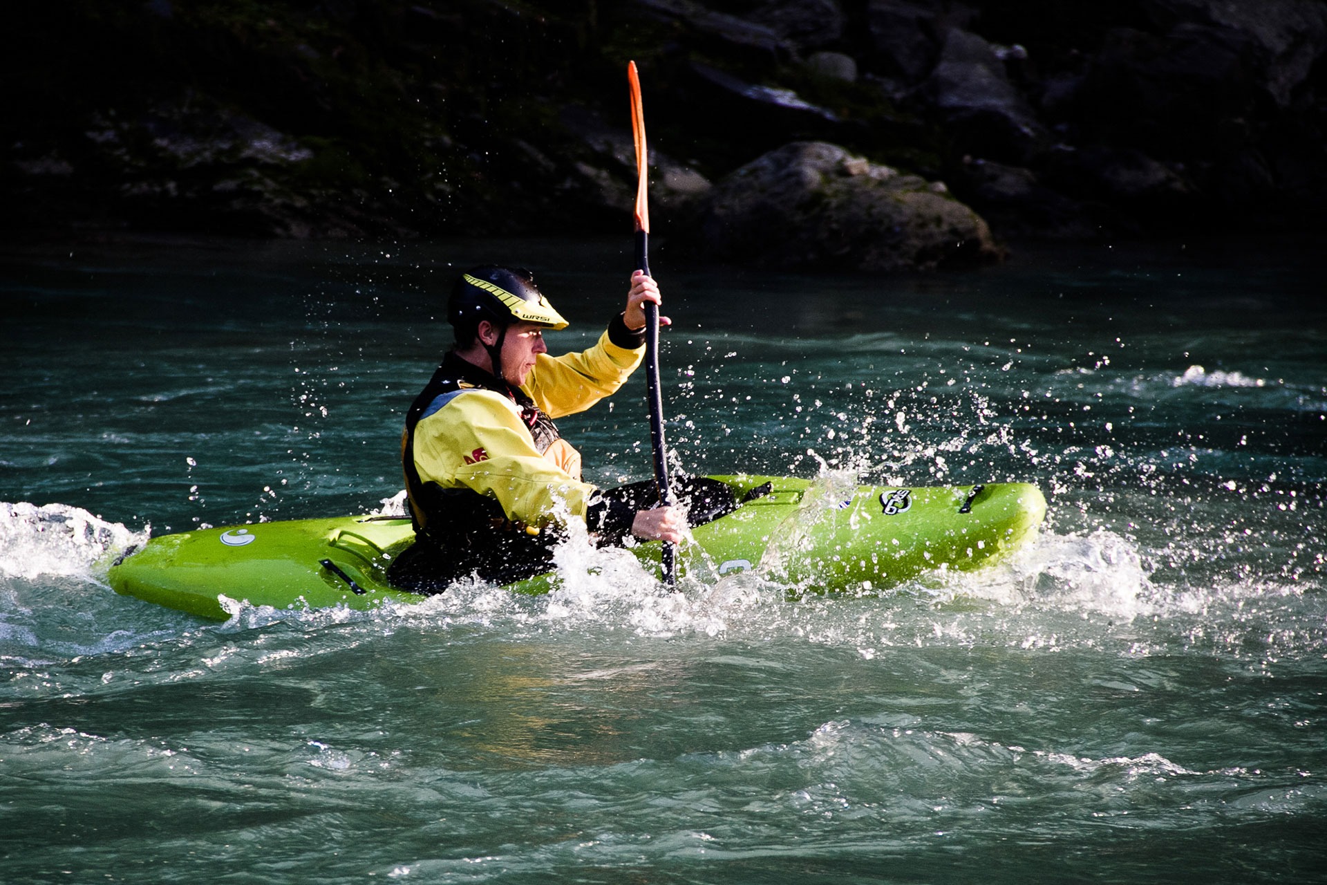 Kayaking-Canoeing-Difference-