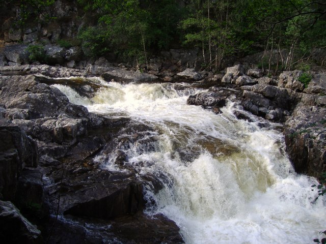 white water rafting down the Linn of Tummel, River Tummel - White water rafting in Scotland