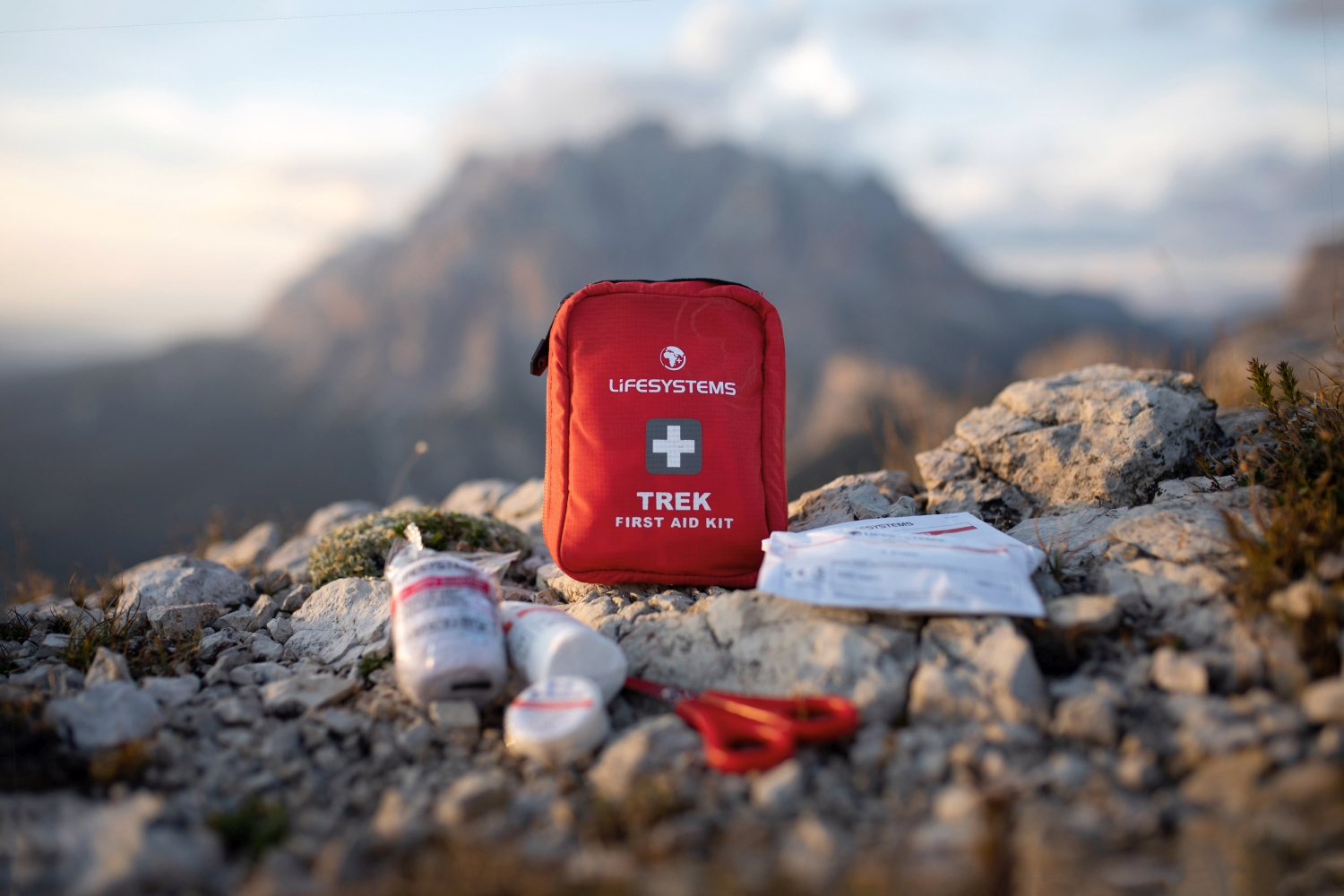 Lifesystems 1025 trek first aid kit 11