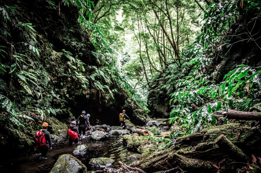 canyoning in the azores credit raveneyephoto