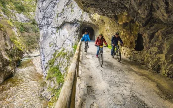 senda del oso mampiris cycling route asturias spain