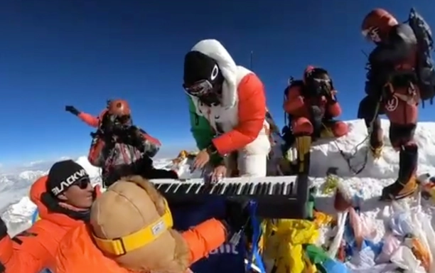 keyboard player on everest