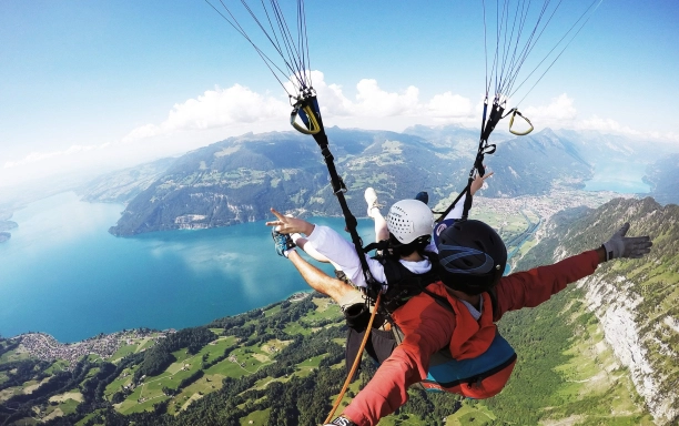 skywings paragliding interlaken sommer flug aussicht thunersee CREDIT Interlaken Tourism