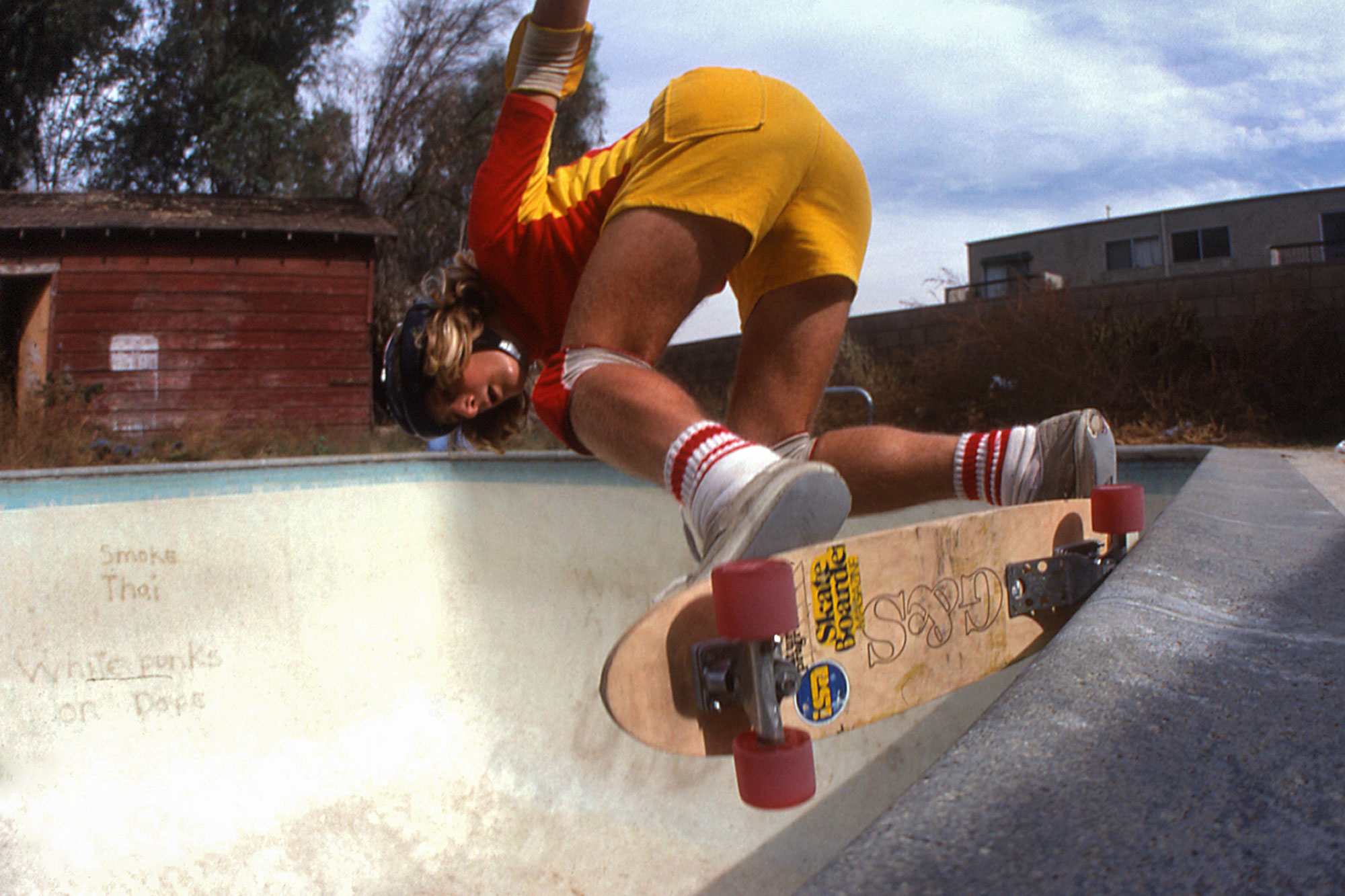history-of-skateboarding-stacy-peralta-valley-pool_oct-1977