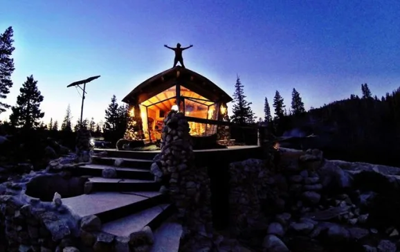 snowboarder house emgn10 680x510