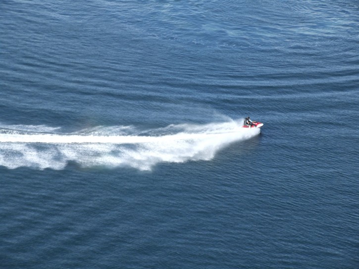 jetski-on-the-water_w725_h544