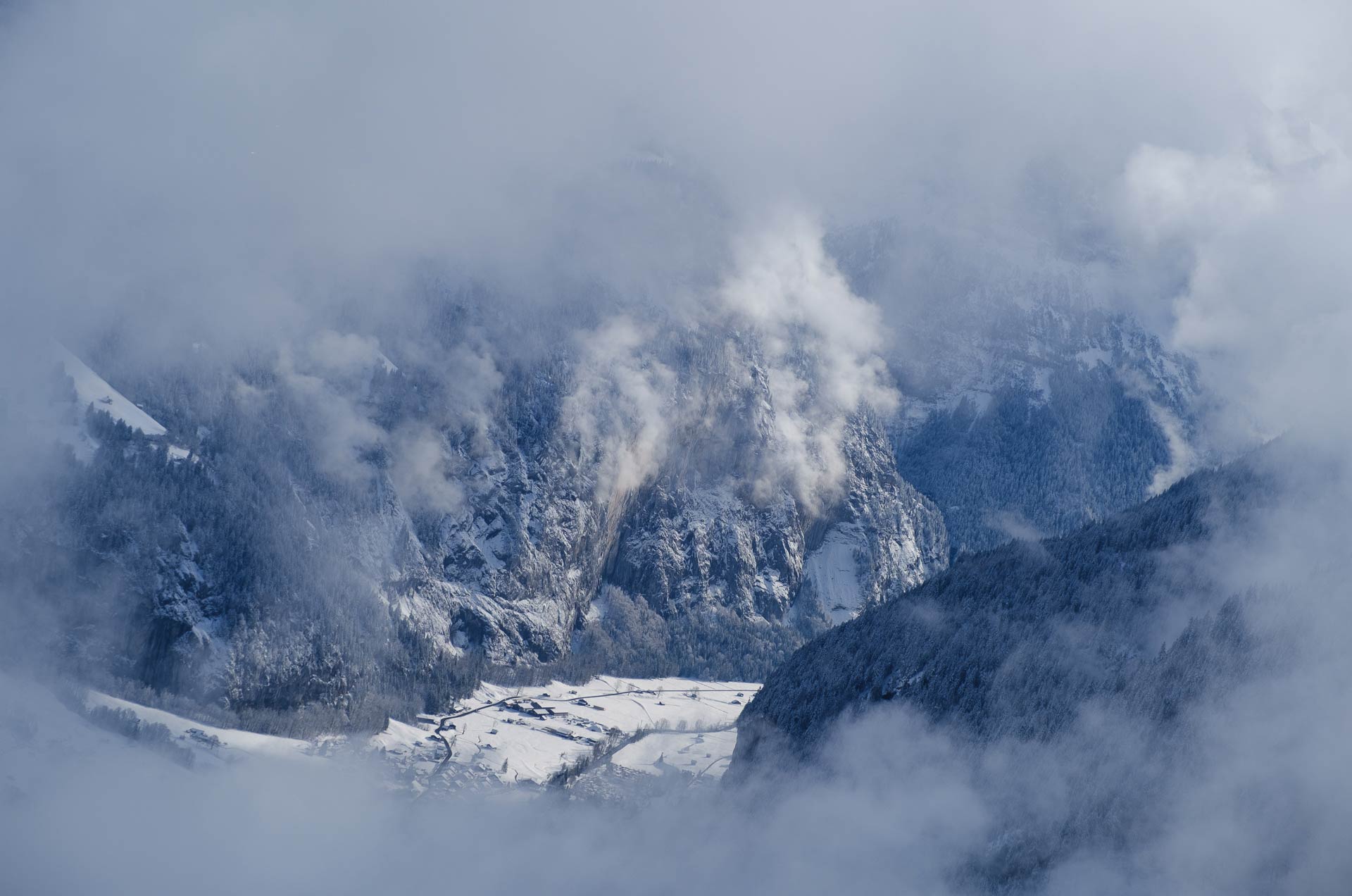 snowshoe-hiking-bern-region