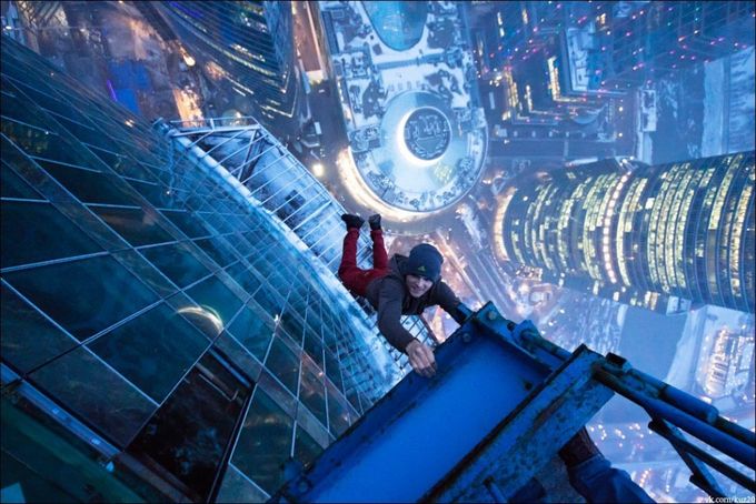 Urban-Exploration-Mustang-Wanted-Skyscraper-Parkour