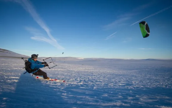 leo in snowkiting action op