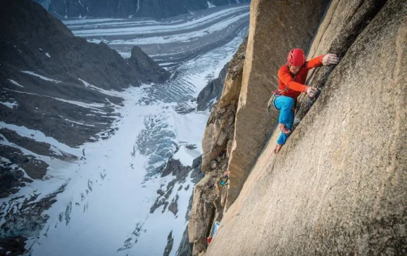 leo houlding leading on a pitch on the mirror wall copyright berghaus matt pycroft coldhouse collective
