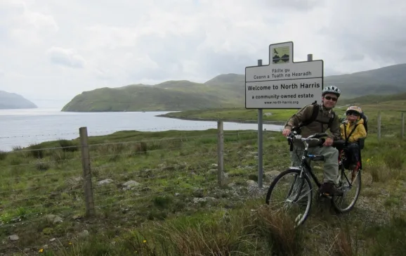 1538 pete coombs in the outer hebrides with his family