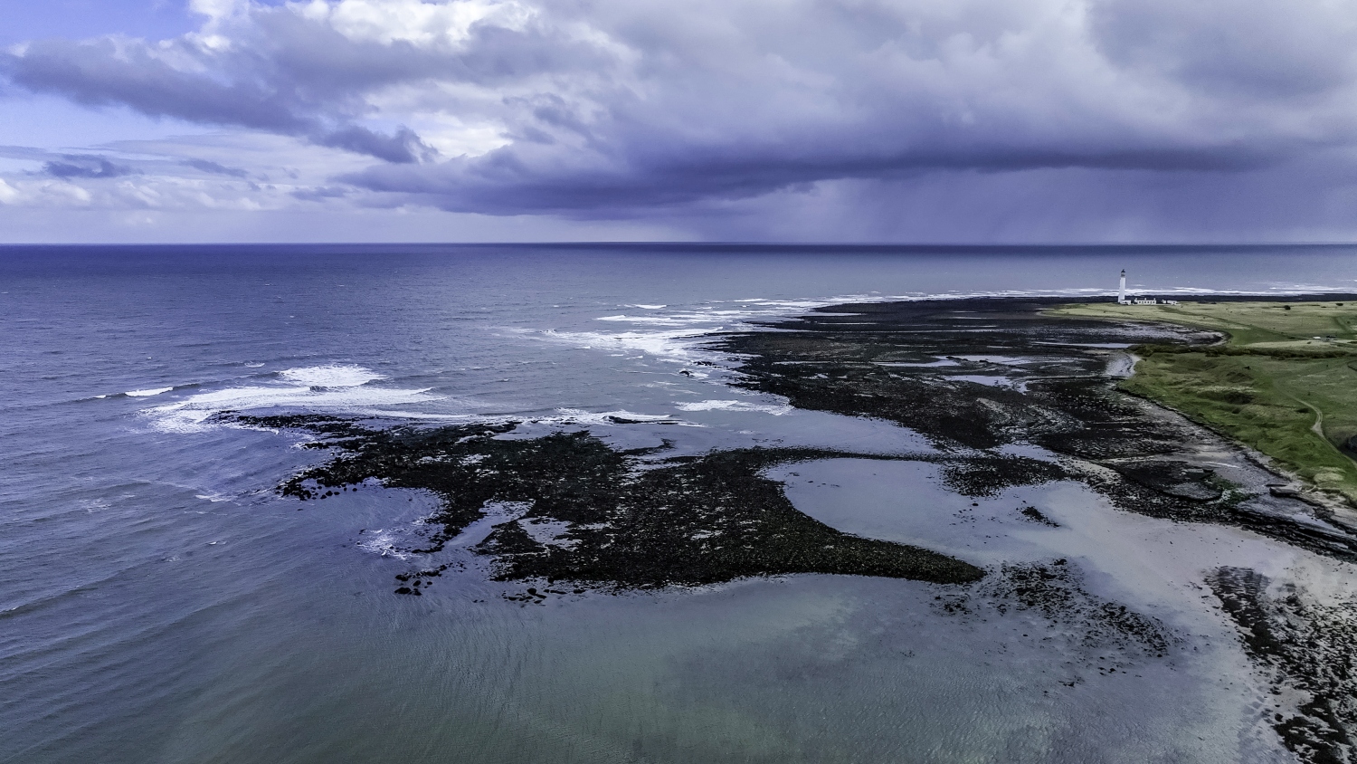 barns-ness-lighthouse-east-lothian-scotland