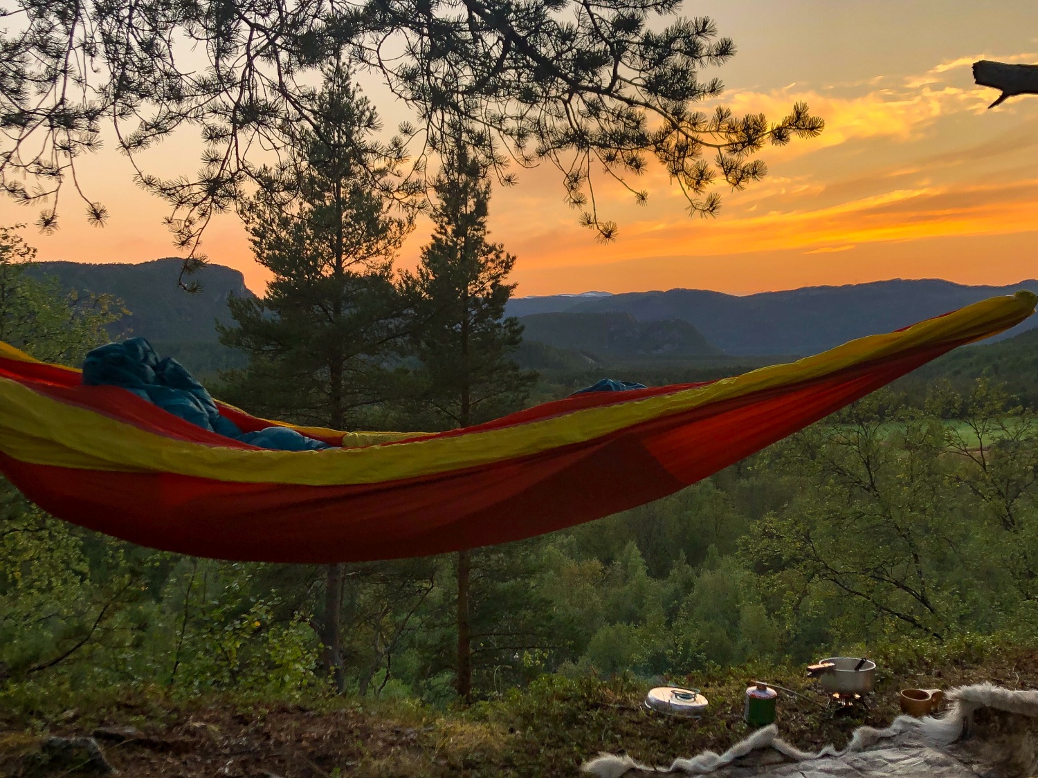 hammocking-midnight-sun-norway