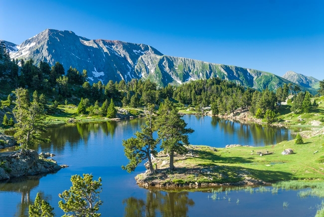 Hiking in Belledonne, Isère, France CREDIT images-reves_Isère Attractivité.jpg.jpg