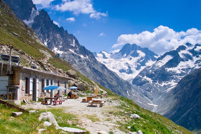 Hiking in Ecrins National Park, Isère, France CREDIT Isère Attractivité__images-reves.jpg