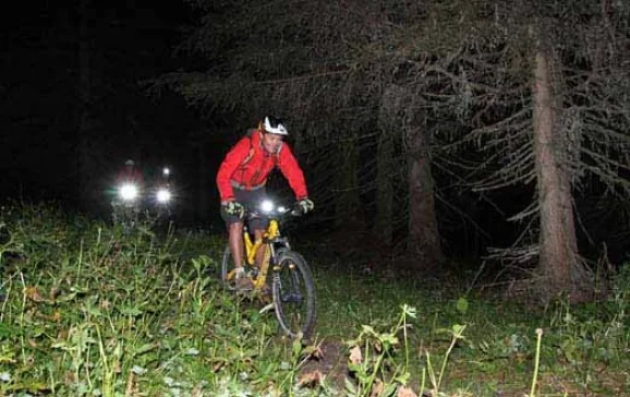 1820 morzine mtb summer nightride credit morzine tourism