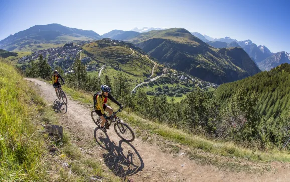 mountain biking alpe dhuez isere france credit isere attractivite laurent salino