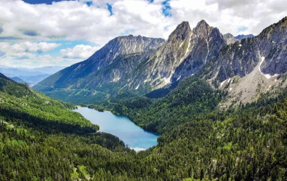 the serene setting of the cinquelacs trail