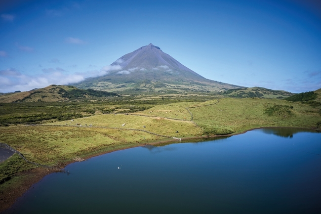 Montanha do Pico, Portugal's highest peak.jpg