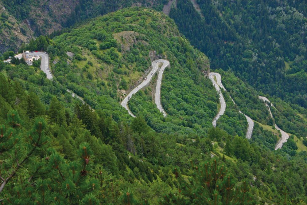 The winding hairpins of Alpes d'Huez.jpg