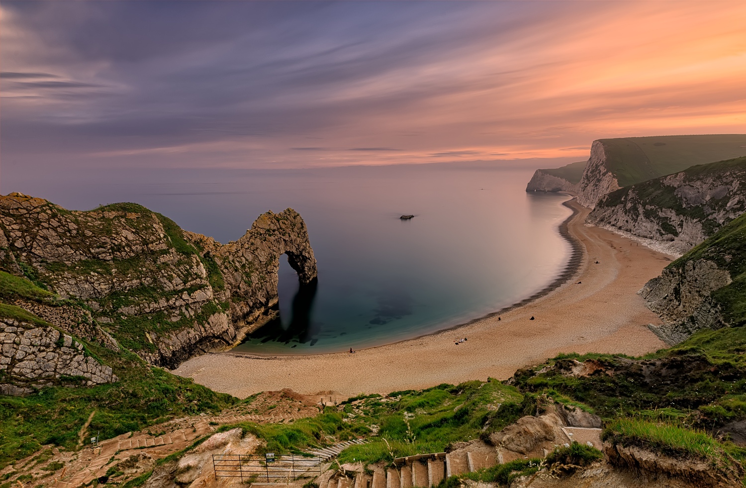 View over the Durdle Door rock and beach, Jurassic Coast_The South West Coast Path