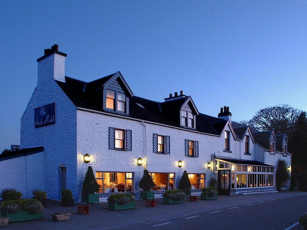 Airds_hotel_at_dusk.JPG