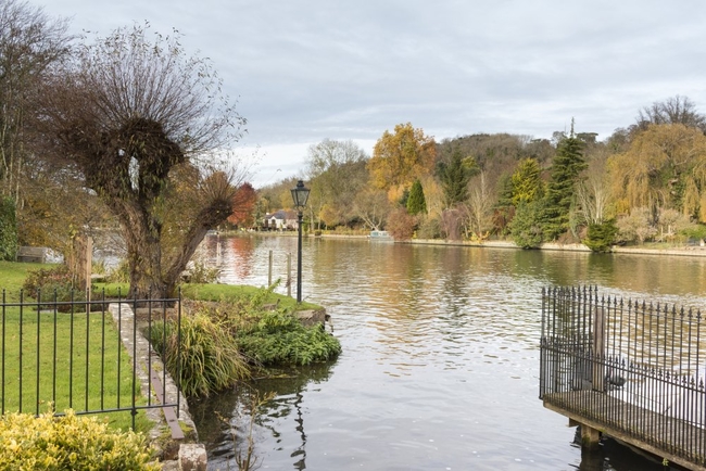 Henley-On-Thames in the Autumn, UK.jpg