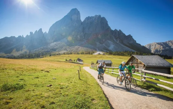 cycling through south tyrols beautiful landscapes idm suedtirol daniel geiger