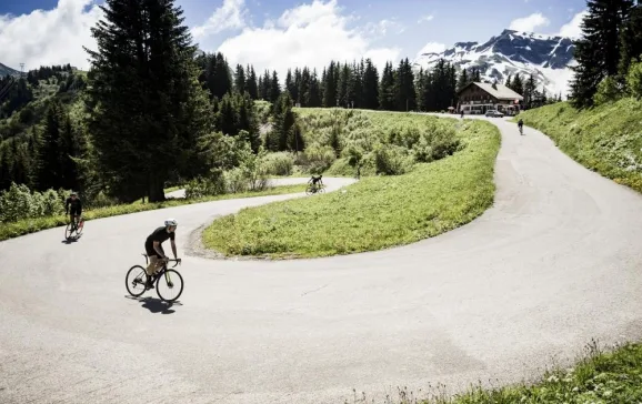 tackling the hairpins on two wheels in morzine france