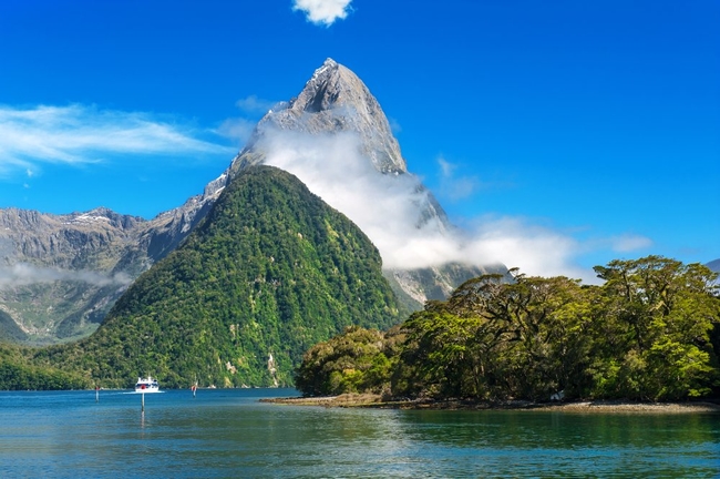 Milford Track, New Zealand.jpg