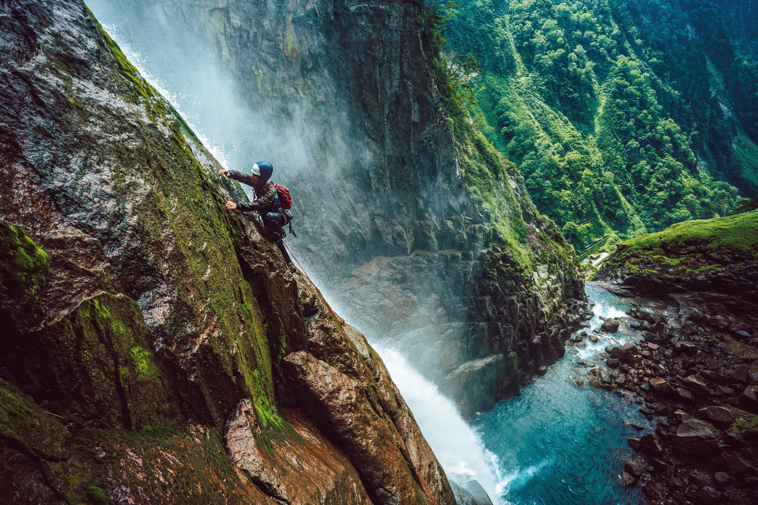 SAWANOBORI-waterfall-climbing-japan