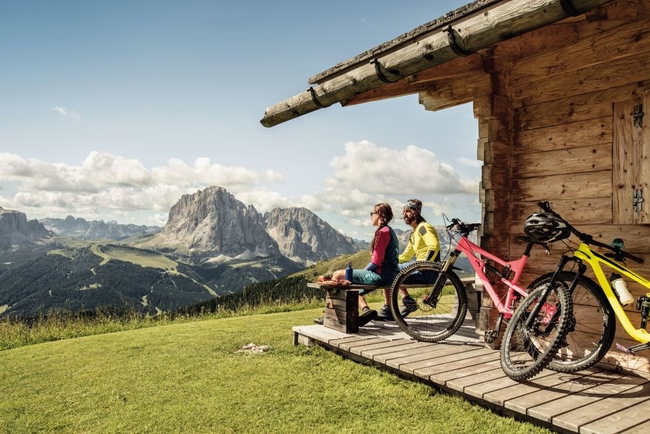 Stopping for a breather at a picturesque mountain hut © IDM Suedtirol_Andreas Mierswa.jpg