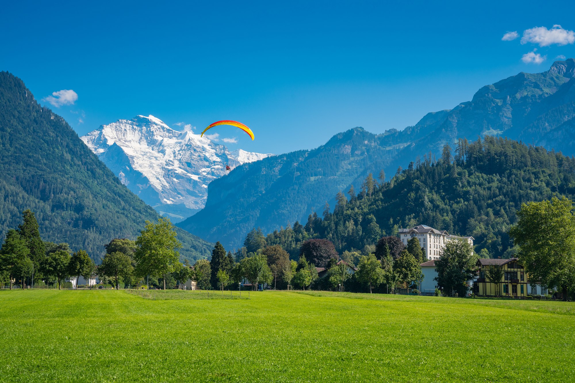 adventure-holiday-paragliding-interlaken-switzerland