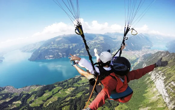 skywings paragliding interlaken sommer flug aussicht thunersee CREDIT Interlaken Tourism