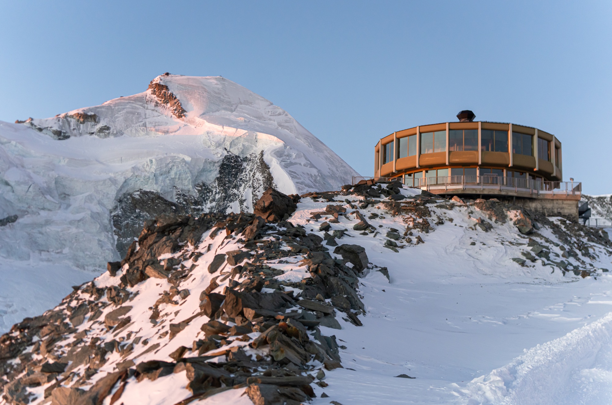 hiking-saas-fee-saastal-switzerland