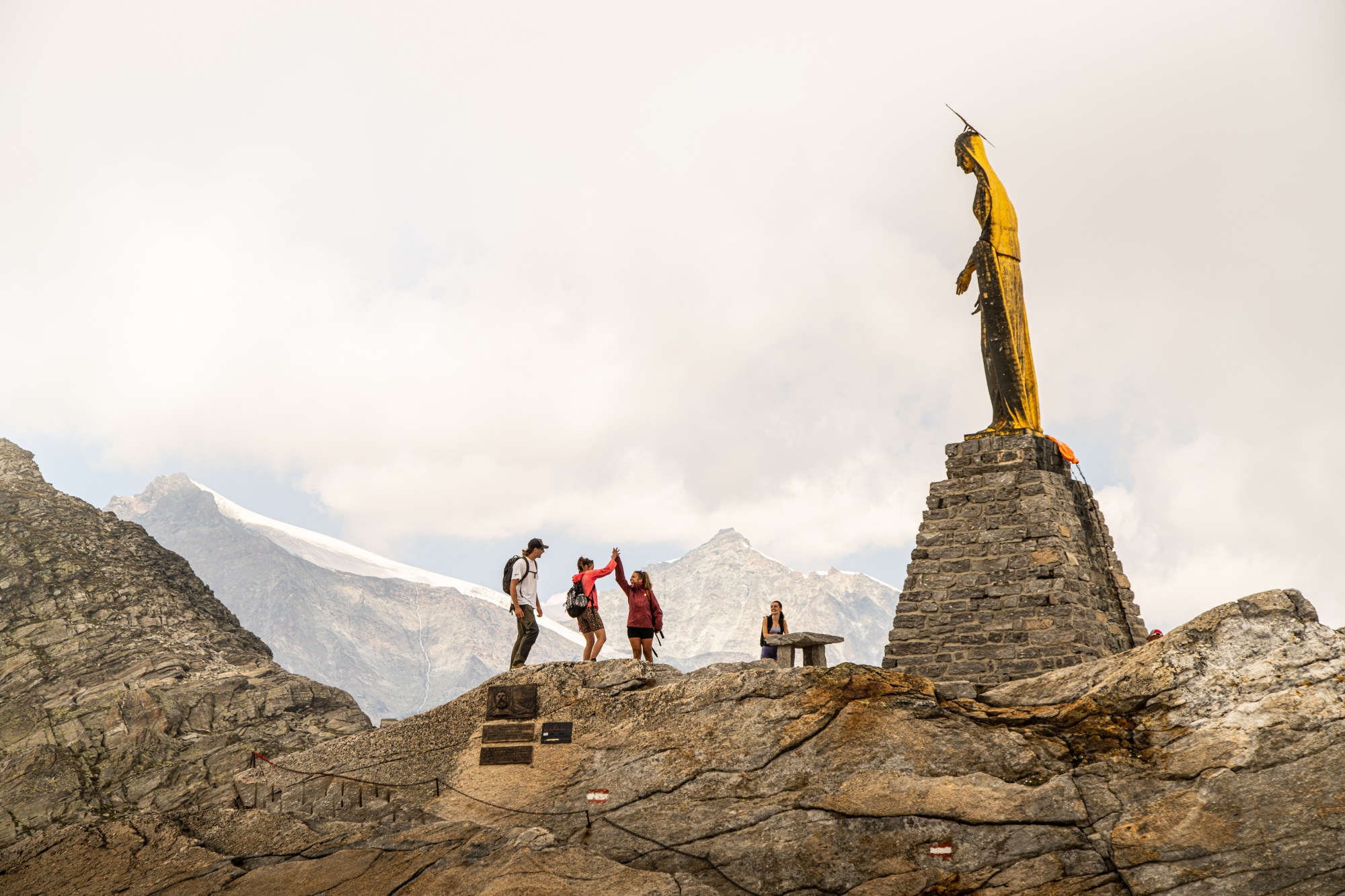 hiking-saas-fee-saastal-switzerland