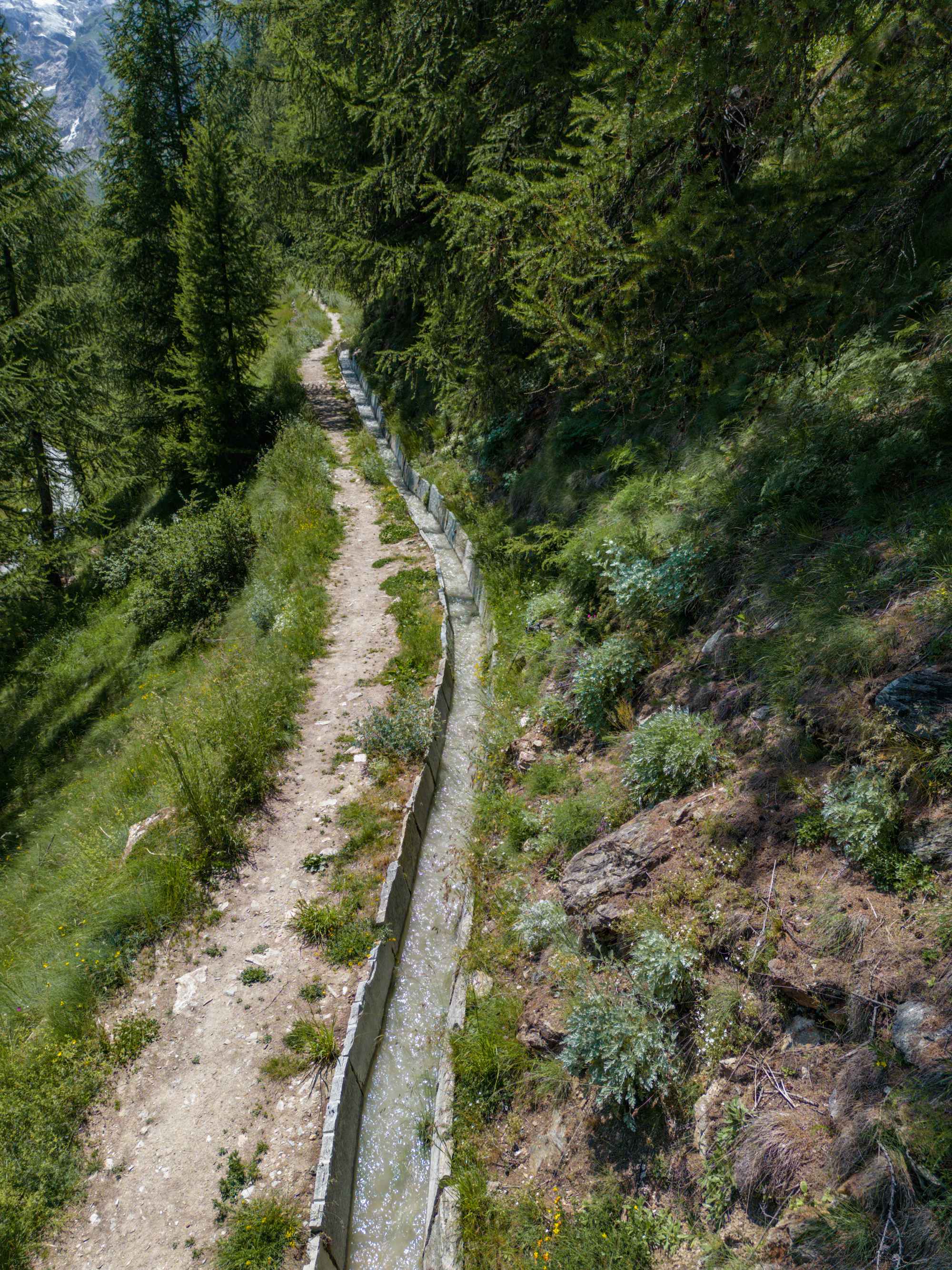 hiking-saas-fee-saastal-switzerland