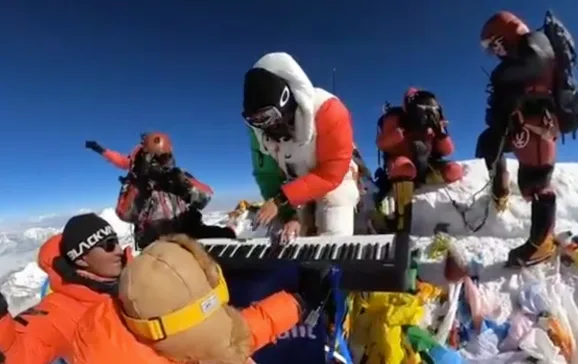keyboard player on everest