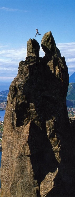 Jumping from Storhorn to Lillehorn on the Svolværgeita pinnacle in Svolvær, Norway. p. Jordi Miralles. jpg