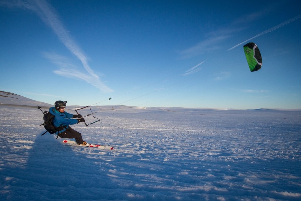leo in snowkiting action op